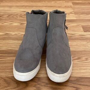 Universal Thread, cute fall booties, size 9, gray suede.